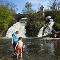 Toeristen in de rivier de Amblève voor de watervallen van Coo te Stavelot, België